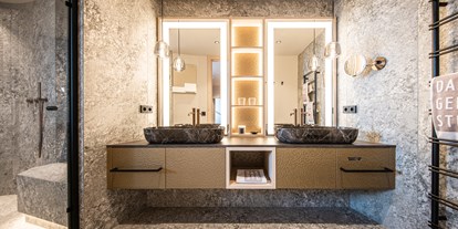 Wellnessurlaub - Italien - Badezimmer mit integriertem Dampfbad in der Garden Suite - DAS GERSTL Alpine Retreat