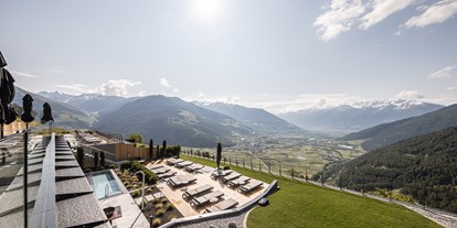Wellnessurlaub - Trentino-Südtirol - Outdoor Whirlpool mit viel Liegefläche und Panoramablick - DAS GERSTL Alpine Retreat