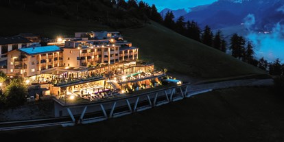 Wellnessurlaub - Ischgl - Außenansicht Hotel - Abendstimmung - DAS GERSTL Alpine Retreat