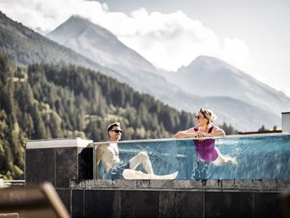 Wellnessurlaub - Mayrhofen (Mayrhofen) - Infinity Pool "Over the toP" - Aktiv- & Wellnesshotel Bergfried