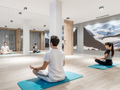 Wellnessurlaub - Hotel-Schwerpunkt: Wellness & Familie - Yoga im Bergfried - Aktiv- & Wellnesshotel Bergfried