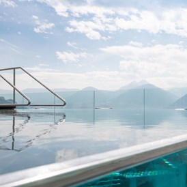 Wellnesshotel: Genießen Sie das beeindruckendes Panorama vom Solebecken auf unserer Dachterrasse. - Hotel Hohenwart