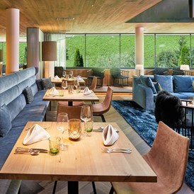 Wellnesshotel: Blick in die Natur von unserem Blue Restaurant und Frieda's Bar. - ZillergrundRock Luxury Mountain Resort