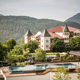 Wellnesshotel: Blick auf Infinity Pool und Kaiser Schlössl - Wohlfühlresort Peternhof 