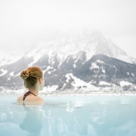 Wellnesshotel: Beheizter Außenpool im Winter
©️ Günter Standl - Hotel Post Lermoos