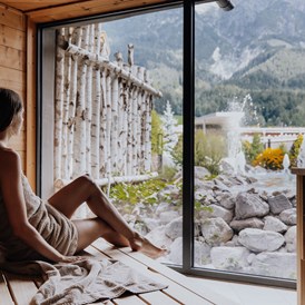 Wellnesshotel: Sauna mit Bergblick auf die Leoganger Steinberge - Good Life Resort Riederalm