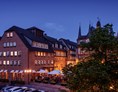 Wellnesshotel: Nachtaufnahme Hotel am Abend mit Terrasse - Hotel Die Sonne Frankenberg