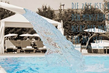Wellnesshotel: Abkühlung im Außenpool - Hotel Gut Weissenhof Radstadt
