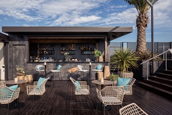Wellnesshotel: Tiki Pool Bar direkt am Infinity Pool  - Quellenhof Luxury Resort Lazise