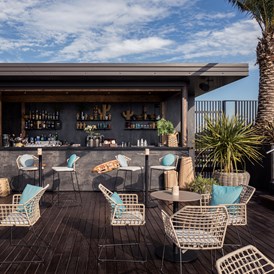 Wellnesshotel: Tiki Pool Bar direkt am Infinity Pool  - Quellenhof Luxury Resort Lazise