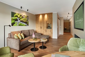 Wellnesshotel: Komfort Suite DELUXE - Wohnbereich - Sporthotel Grafenwald