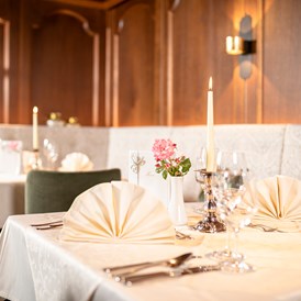 Wellnesshotel: Neu renoviertes Restaurant - edle Stoffe, warme Lichtelemente, stilvoll und elegant - Alpbacherhof****s - Mountain & Spa Resort