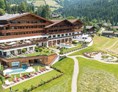 Wellnesshotel: Unverbaute Ausblicke, Ruhe und ganz viel Raum im Panoramagarten und der Panoramawiese - Alpbacherhof****s - Mountain & Spa Resort