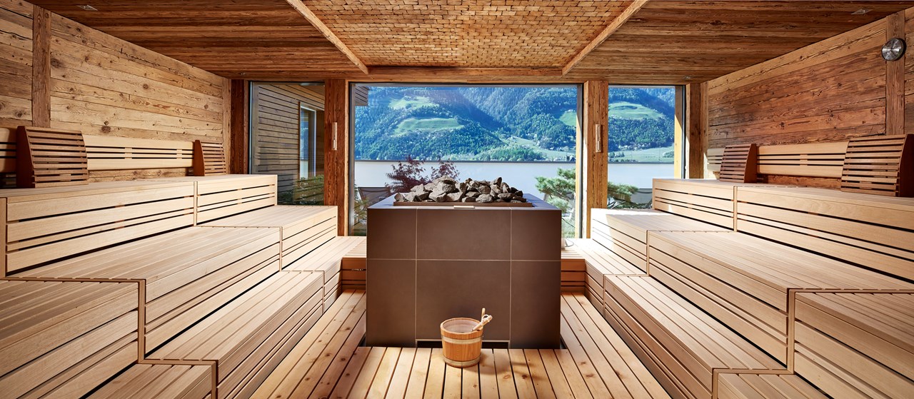 Feldhof DolceVita Resort Saunen und Bäder im Detail Altholzsauna mit Panoramablick 90 °C