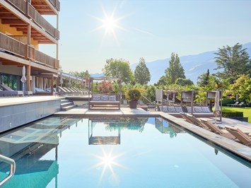 Feldhof DolceVita Resort Saunen und Bäder im Detail Solepool 34 °C im Garten