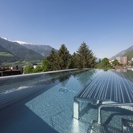 Wellnesshotel: Panorama-Whirlpool 34 °C im Sky-Spa - Feldhof DolceVita Resort