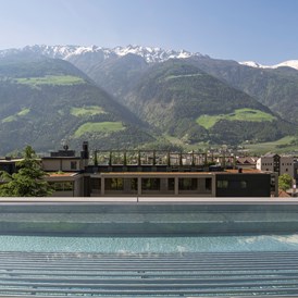 Wellnesshotel: Panorama-Whirlpool 34 °C im Sky-Spa - Feldhof DolceVita Resort
