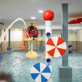 Wellnesshotel: Kinder-Erlebnishallenbad 34 °C im Family-Spa - Feldhof DolceVita Resort