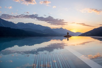 Wellnesshotel: Infinity Pool bei Sonnenaufgang im Schütterhof - Hotel Schütterhof in Schladming