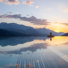 Wellnesshotel: Infinity Pool bei Sonnenaufgang im Schütterhof - Hotel Schütterhof in Schladming