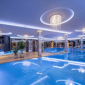 Wellnesshotel: 20 m Indoorbecken mit Attraktionspools und Wasserfallturm - 5-Sterne Wellness- & Sporthotel Jagdhof