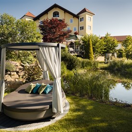 Wellnesshotel: Ruheoase mit Himmelbetten im Gartenbereich - 5-Sterne Wellness- & Sporthotel Jagdhof