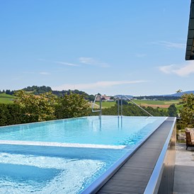 Wellnesshotel: Privater Infinity-Pool auf der Dachterrasse der eigenen Luxus-Suite - 5-Sterne Wellness- & Sporthotel Jagdhof