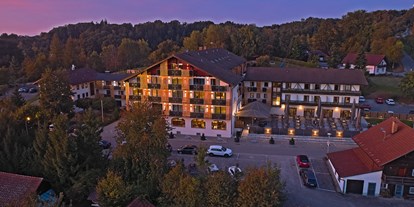 Wellnessurlaub - Hotelbar - Untergriesbach (Landkreis Passau) - Aussenansicht Nacht - Wellnesshotel Zum Koch