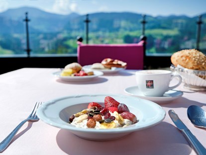 Wellnessurlaub - Hotelbar - Mellau - Frühstück mit Aussicht - 5* Sport- & Wellnesshotel Allgäu Sonne