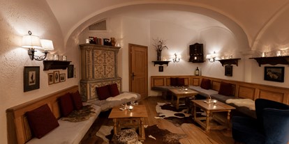 Wellnessurlaub - Rücken-Nacken-Massage - Grassau (Landkreis Traunstein) - Bar mit Lounge - Landgasthof Karner