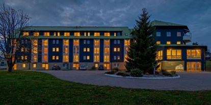 Wellnessurlaub - Parkplatz: kostenlos beim Hotel - Thüringen - Hotel am Abend - Hotel Kammweg am Rennsteig