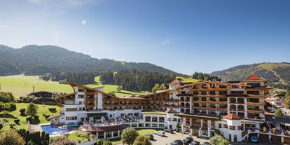 Wellnessurlaub - Hotel-Schwerpunkt: Wellness & Skifahren - Oberndorf in Tirol - Außenansicht Sommer - Sporthotel Ellmau
