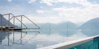 Wellnessurlaub - Whirlpool - Eppan - Genießen Sie das beeindruckendes Panorama vom Solebecken auf unserer Dachterrasse. - Hotel Hohenwart