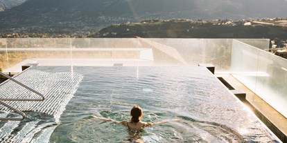 Wellnessurlaub - Umgebungsschwerpunkt: Stadt - Latsch (Trentino-Südtirol) - Infinitypool mit 360° Ausblick - Hotel Hohenwart
