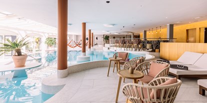 Wellnessurlaub - Hotel-Schwerpunkt: Wellness & Kulinarik - Völlan/Lana - Spaß für Groß & Klein im Familien-Hallenbad mit Saunen - Hotel Hohenwart