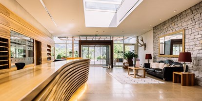 Wellnessurlaub - Lomi Lomi Nui - Klerant / St. Andrä - Für einen guten Start in den Urlaub - unser Empfangsbereich - Hotel Hohenwart