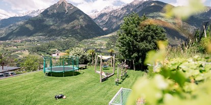 Wellnessurlaub - Umgebungsschwerpunkt: Berg - Naturns - Großer Kinderspielplatz mit Trampolin - für unsere jungen Gäste - Hotel Hohenwart
