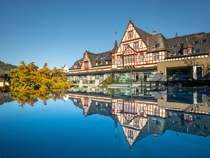 Wellnessurlaub - Kräutermassage - Mosel - Außenansicht
Blick über den Infinity Pool zum Fachwerkhaus - Moselschlösschen Spa & Resort