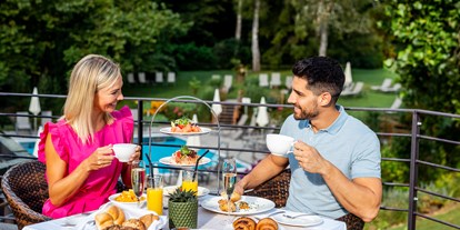Wellnessurlaub - Umgebungsschwerpunkt: Berg - Kärnten - Frühstück auf der Terrasse - Hotel Warmbaderhof *****
