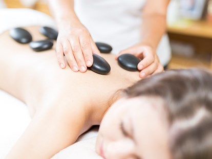 Wellnessurlaub - Lymphdrainagen Massage - Kärnten - Hot Stone Massage - Ortners Eschenhof
