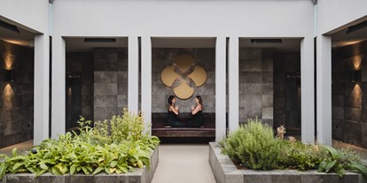 Wellnessurlaub - Finnische Sauna - Laa an der Thaya - Yoga-Retreats mit unterschiedlichen Trainer:innen und Schwerpunkten finden laufend im Resort statt. © Therme Laa_Pflanzl Media  - Therme Laa - Hotel & Silent Spa