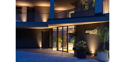 Wellnessurlaub - Hotel-Schwerpunkt: Wellness & Natur - Kastelbell-Tschars - Nachtansicht  - Eco Suites Amaril