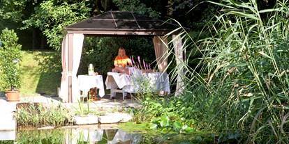 Wellnessurlaub - Hot Stone - Bad Zell - Massagepavillon im Garten - EurothermenResort Bad Hall - Hotel Miraverde****