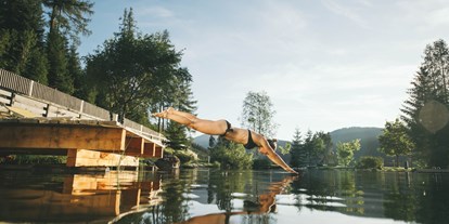 Wellnessurlaub - Aromasauna - Schönau am Königssee - Der Almsee direkt in der Hotelanlage lädt zu einer Abkühlung ein. - Übergossene Alm Resort