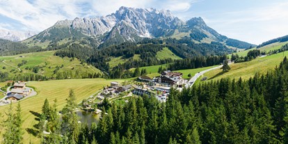 Wellnessurlaub - Aromasauna - Pinzgau - Die exponierte Lage am Fuße des Hochkönigs, unverbaut und inmitten naturbelassener sowie alpiner Vegetation, bietet Aktiv- und Genussurlaubern beinahe unendlichen FreiRaum.  - Übergossene Alm Resort