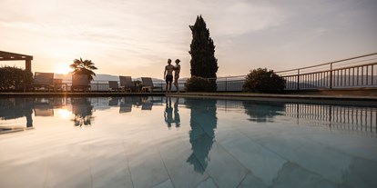 Wellnessurlaub - Pools: Außenpool nicht beheizt - Völlan/Lana - Infinity Pool im Wellnesshotel Torgglhof in Kaltern - Hotel Torgglhof