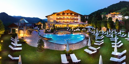 Wellnessurlaub - Ayurveda Massage - Obertauern - unser Naturgarten mit Pool - eingebettet in die Bergwelt - Verwöhnhotel Berghof