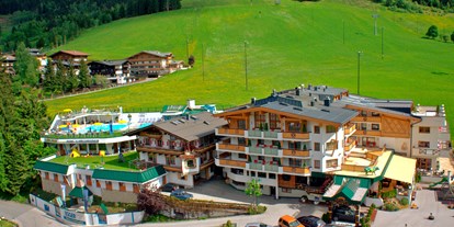 Wellnessurlaub - Akupunktmassage - Pinzgau - Über den Dächern von Hinterglemm, umgeben von Wiesen - Wellness- & Familienhotel Egger