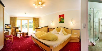 Wellnessurlaub - Hotel-Schwerpunkt: Wellness & Natur - Pinzgau - Doppelzimmer Klassik mit Südbalkon und Panoramablick - Wellness- & Familienhotel Egger