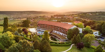 Wellnessurlaub - Pools: Innenpool - Thermenland Steiermark - Traumhafte Lage auf der Anhöhe von Bad Waltersdorf - Hotel & Spa Der Steirerhof Bad Waltersdorf